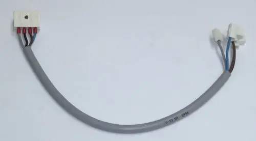 Graues Kabel mit mehreren Anschlüssen, das für Daikin Produkte konzipiert ist. Es zeigt zwei unterschiedliche Steckverbindungen und mehrere farbige Drähte.